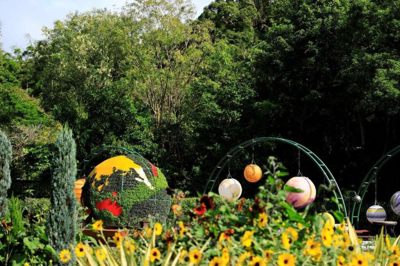 今年菊展以「星空派對」為主題打造3米高的地球綠雕。   圖：台北市政府工務局公園路燈工程管理處/提供