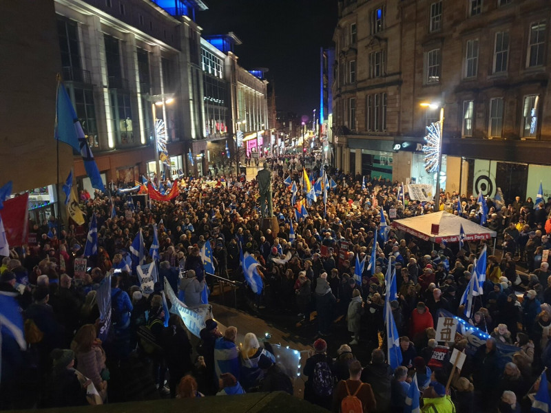 支持蘇格蘭獨立的民眾在格拉斯哥舉行遊行。   圖 :翻攝自@tomclearwood推特