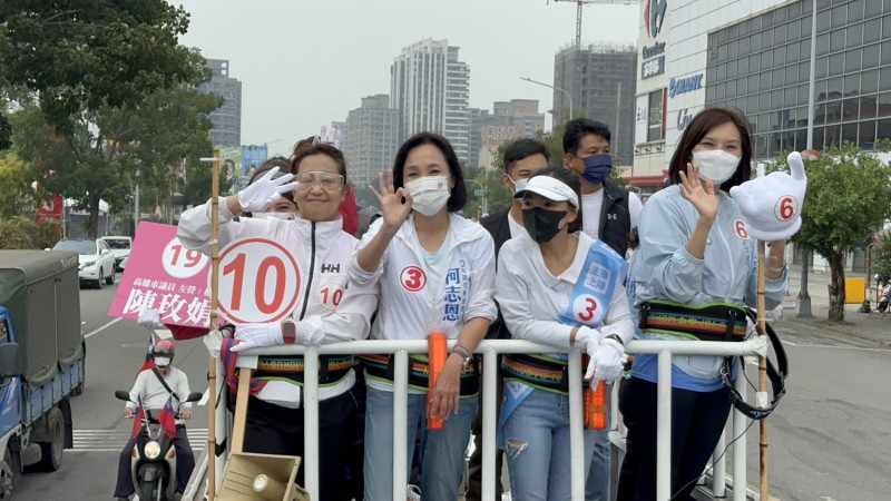 柯志恩陪左楠女將車掃。   圖：柯志恩競辦/提供