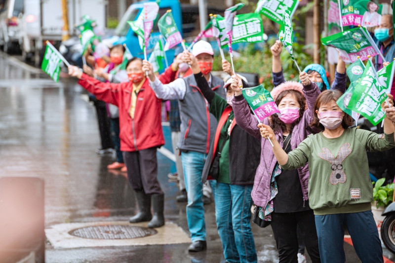 林佳龍以車隊掃街，支持群眾在雨中力挺。   圖：林佳龍競辦提供