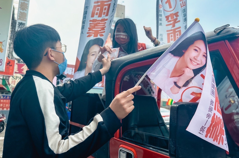 高雄鳳山區市議員候選人李雨蓁車隊掃街拜票，獲沿途民眾熱情回應。   圖／李雨蓁競總