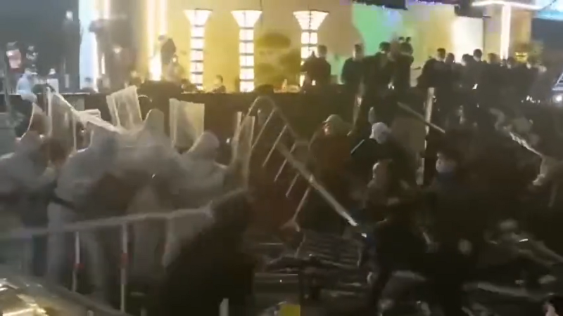 民眾高舉鐵棒和鐵柵欄，朝向警方丟擲。    圖: 翻攝自 sanhelaoge1 推特 