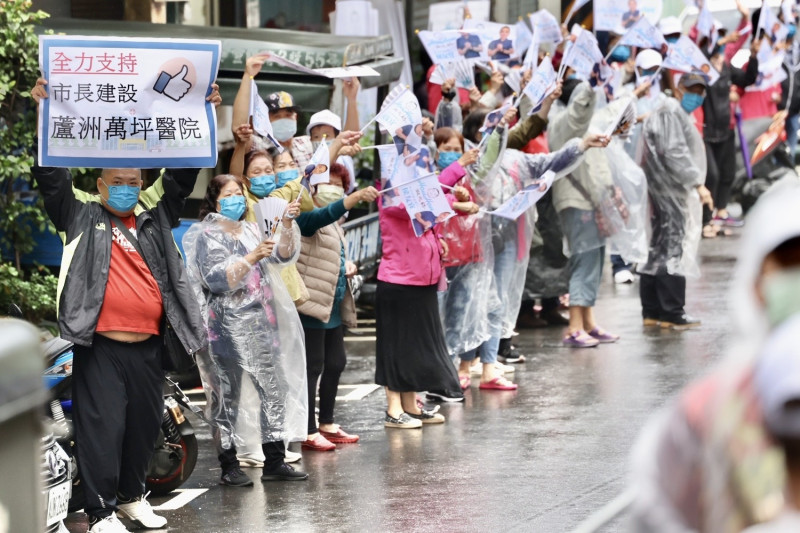 侯友宜前往中和、蘆洲車掃，有民眾高舉「全力支持市長建設蘆洲萬坪醫院」。   圖：侯友宜選舉辦公室提供 