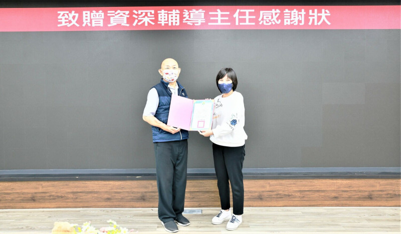 歐人豪（左）頒贈感謝狀予金陵女中主任李明珠（右）。   圖：新北市教育局提供