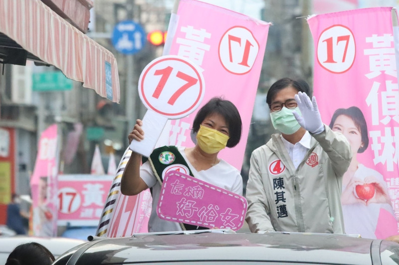 陳其邁再陪選情告急的黃偵琳車掃。   圖：陳其邁競總提供