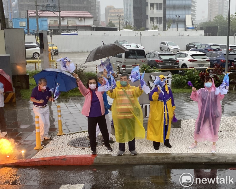 民眾揮舞旗幟支持無黨籍台北市長候選人黃珊珊。   圖：周煊惠 / 攝