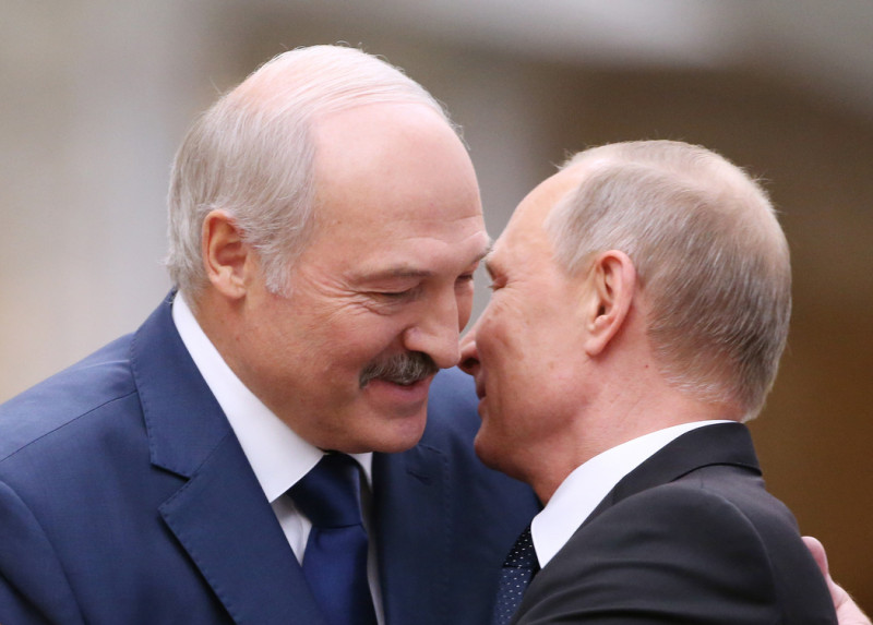 白俄羅斯總統盧卡申科（左）與俄羅斯總統普丁（右）。   圖：翻攝自推特@generalsvr_en（資料照片）