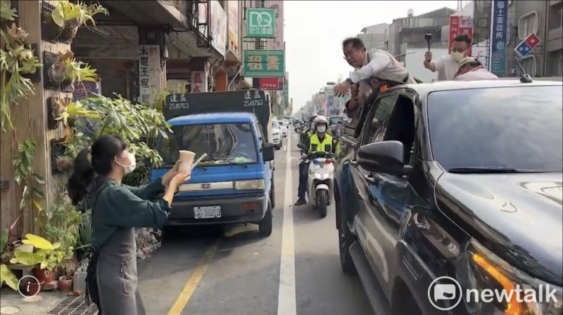 黃偉哲車隊行經西門路的一家茶飲店時，熱情的店員舉起珍珠奶茶要送給黃偉哲，他立即要求車隊放慢，彎下腰接受店員的慰勞，並與店員擊掌道謝。車隊與「奶茶妹」相遇的過程不到1分鐘，卻讓候選人溫暖在心頭。   圖：黃偉哲競總提供