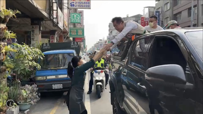 黃偉哲車隊行經西門路的一家茶飲店時，熱情的店員舉起珍珠奶茶要送給黃偉哲，他立即要求車隊放慢，彎下腰接受店員的慰勞，並與店員擊掌道謝。車隊與「奶茶妹」相遇的過程不到1分鐘，卻讓候選人溫暖在心頭。   圖：黃偉哲競總提供