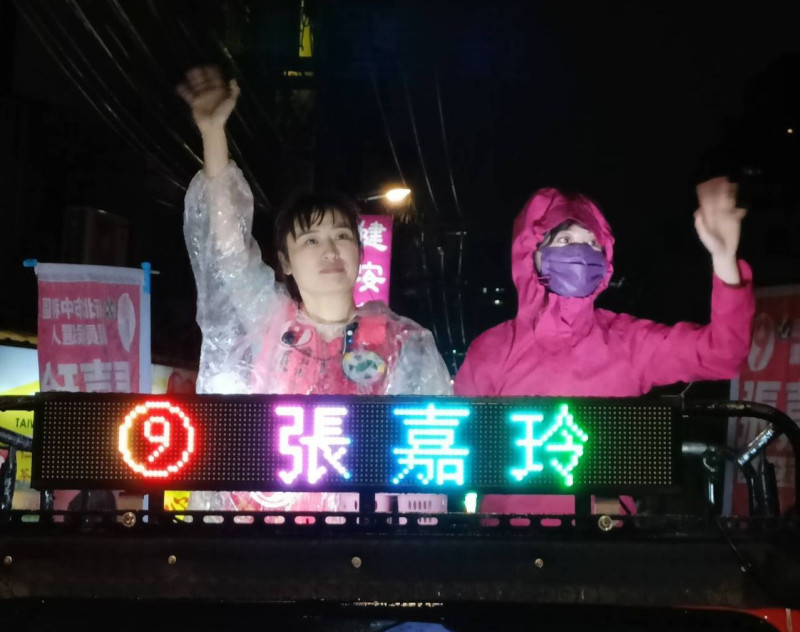 「港湖女神」立委高嘉瑜（右）到中和區與張嘉玲（左）合體車掃，推薦張嘉玲是中和議員最佳人選  。   圖：張嘉玲競總提供