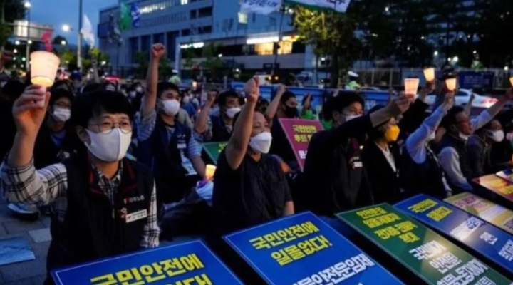 韓國貨運卡車司機團結工會（ CTSU ）的數千名卡車司機當地時間 24 日發起罷工活動。報導稱，這是他們在不到 6 個月內的第二次大罷工。   圖 : 翻攝自 Twitter @BenMcGrath1917