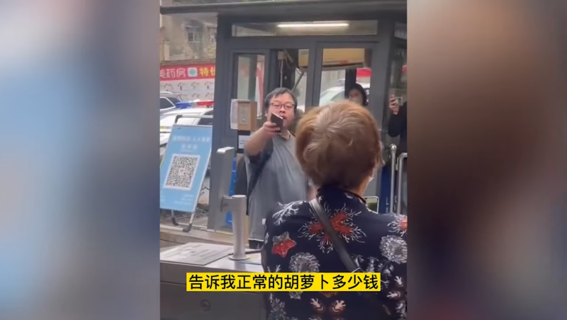 中國「重慶超人哥」網上爆紅，向居民怒斥政府封控政策與離譜菜價。   圖：翻攝自YT影片