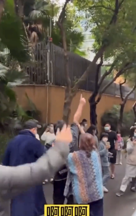 居民從警察口中搶回「重慶超人哥」，大家歡呼。   圖：翻攝自YT影片