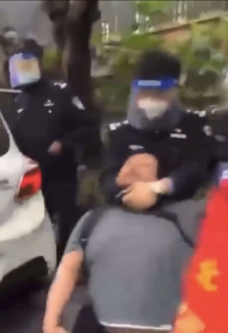 警方用暴力勒脖方式帶走「重慶超人哥」，引起居民不滿。   圖：翻攝自YT影片