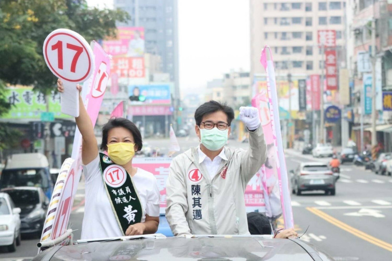 陳其邁(右)選前最後上午陪黃偵琳車掃。   圖：黃偵琳競總提供