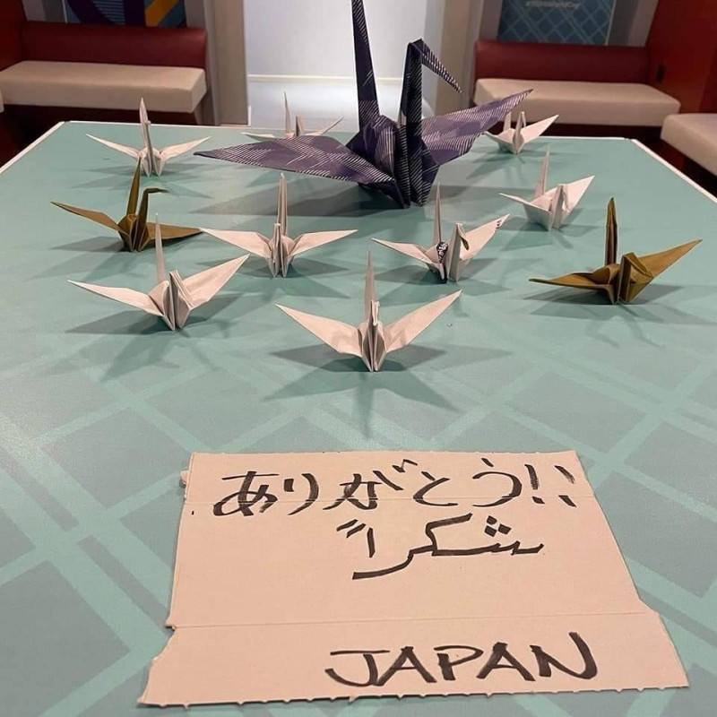 參加世足賽的日本隊在球員休息室折的紙鶴。   圖 : 翻攝自FIFA官網