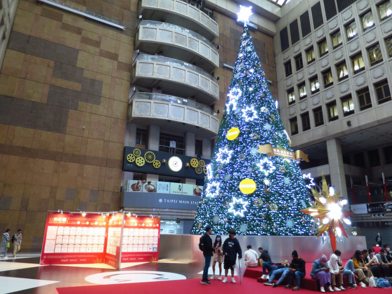 台北車站有全台最高的室內聖誕樹，高度達近22公尺。   圖：交通部台灣鐵路管理局/提供