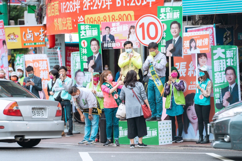 民進黨新北市長候選人林佳龍特別將選前最後一次站路口，親自挑選，站在自己媽媽居住的中和區景平路。   圖：林競辦提供