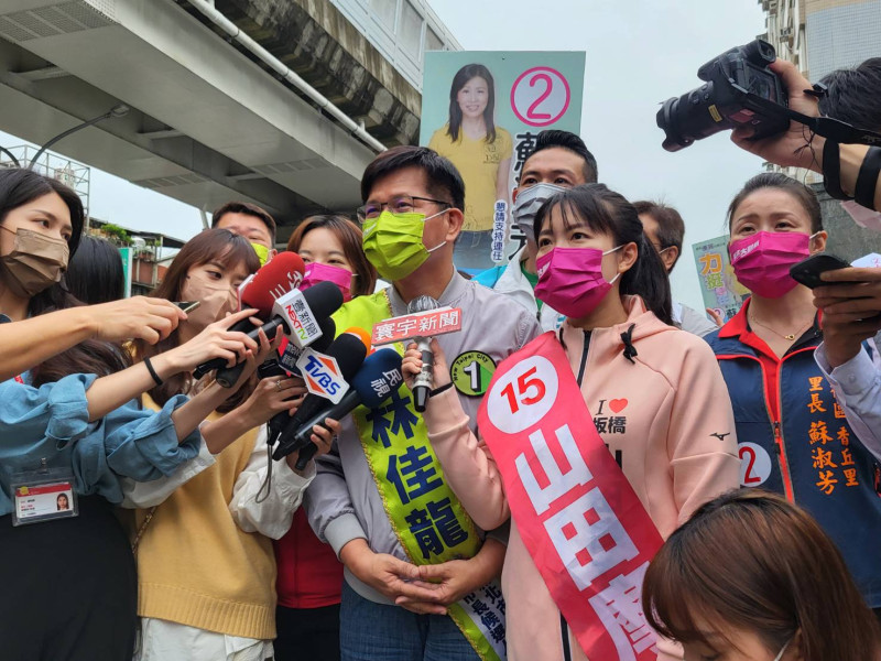 林佳龍偕同議員候選人一同進行車掃。   圖：陳佩君／攝