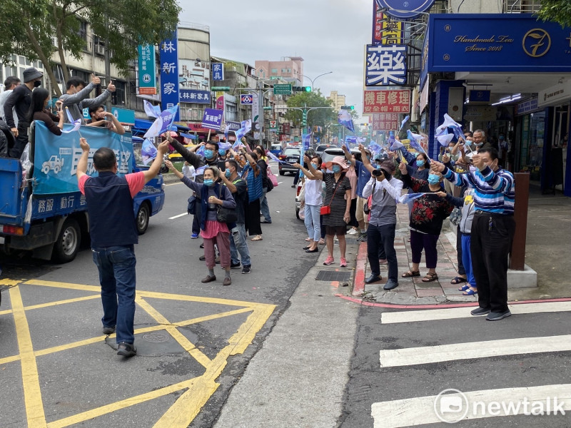 無黨籍台北市長候選人黃珊珊在民眾黨主席柯文哲陪同下進行車掃。   圖：周煊惠 / 攝