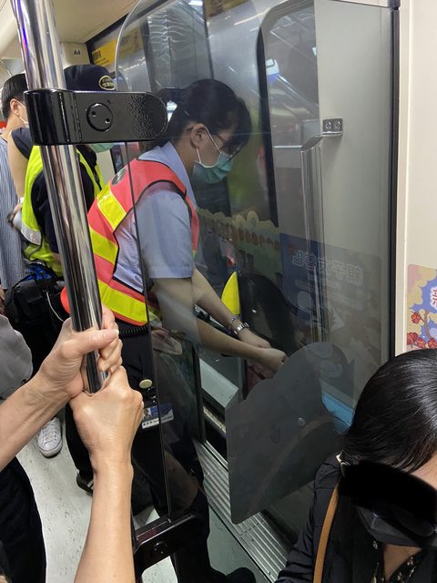 下午5點6分的板南線忠孝新生因為車門夾到旅客雨傘而延誤。   圖：取自PTT《八卦版》