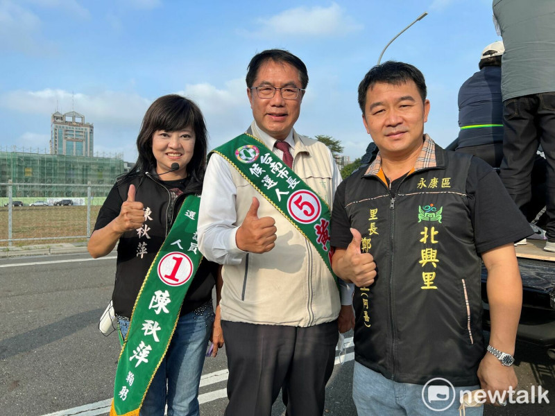 台南市長候選人黃偉哲今日以母雞帶小雞之姿，率車隊與市議員候選人進行掃街拜票，用看好台南的政績與願景，爭取更多市民的支持。   圖：黃偉哲競總提供