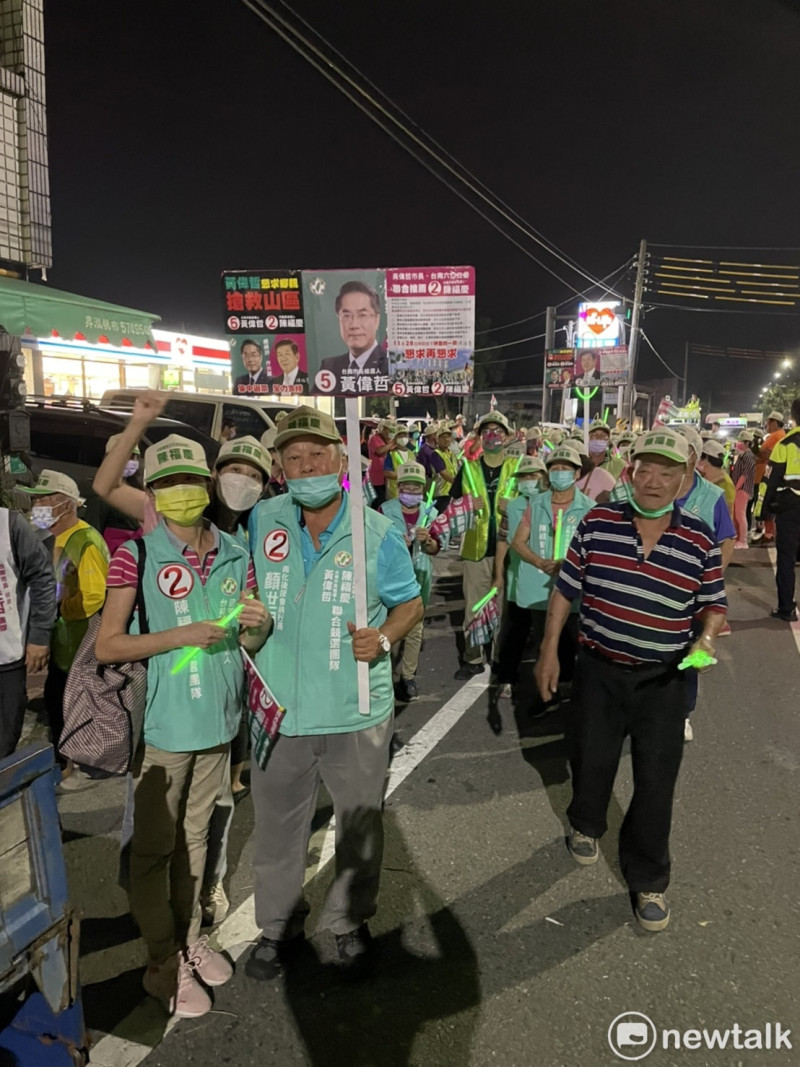 選前之夜，台南市黃偉哲陣營同步在全市37區舉辦「台南齊步走」。由各區支持者響應召集，串聯里長、議員候選人同步在晚間6點整啟動，以徒步按戶、進入巷弄跟民眾拜票。   圖：黃偉哲競總/提供