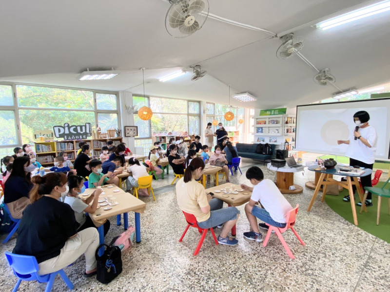 Picul泰山書屋以推廣原住民族文化為主，小朋友聚精會神聆聽排灣族杯墊彩繪顏色技巧。   圖：新北市原民局提供