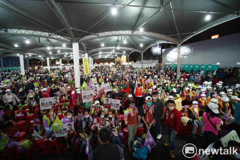 大批支持者湧入鄭運鵬北區競選總部參加選前之夜活動。   圖：林昀真／攝