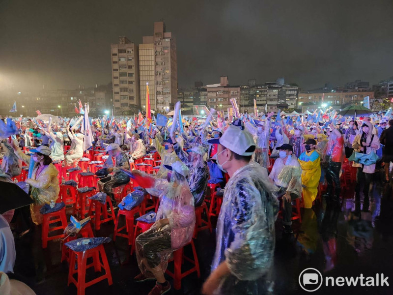 國民黨台北市長候選人蔣萬安的選前之夜在晚間7點半號稱已超過2萬5000人到場。   圖：黃建豪/攝