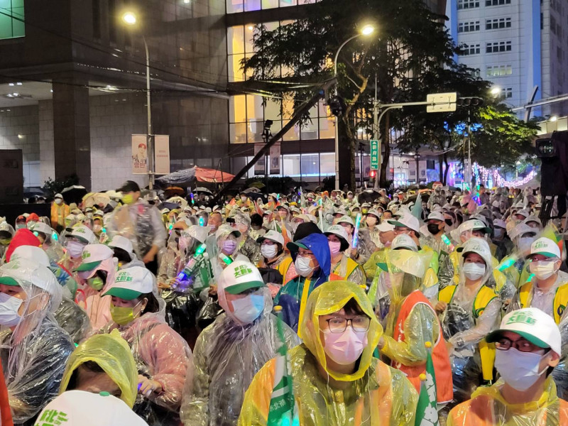 晚間突然一陣大雨，民眾依舊熱情。   圖：陳佩君／攝