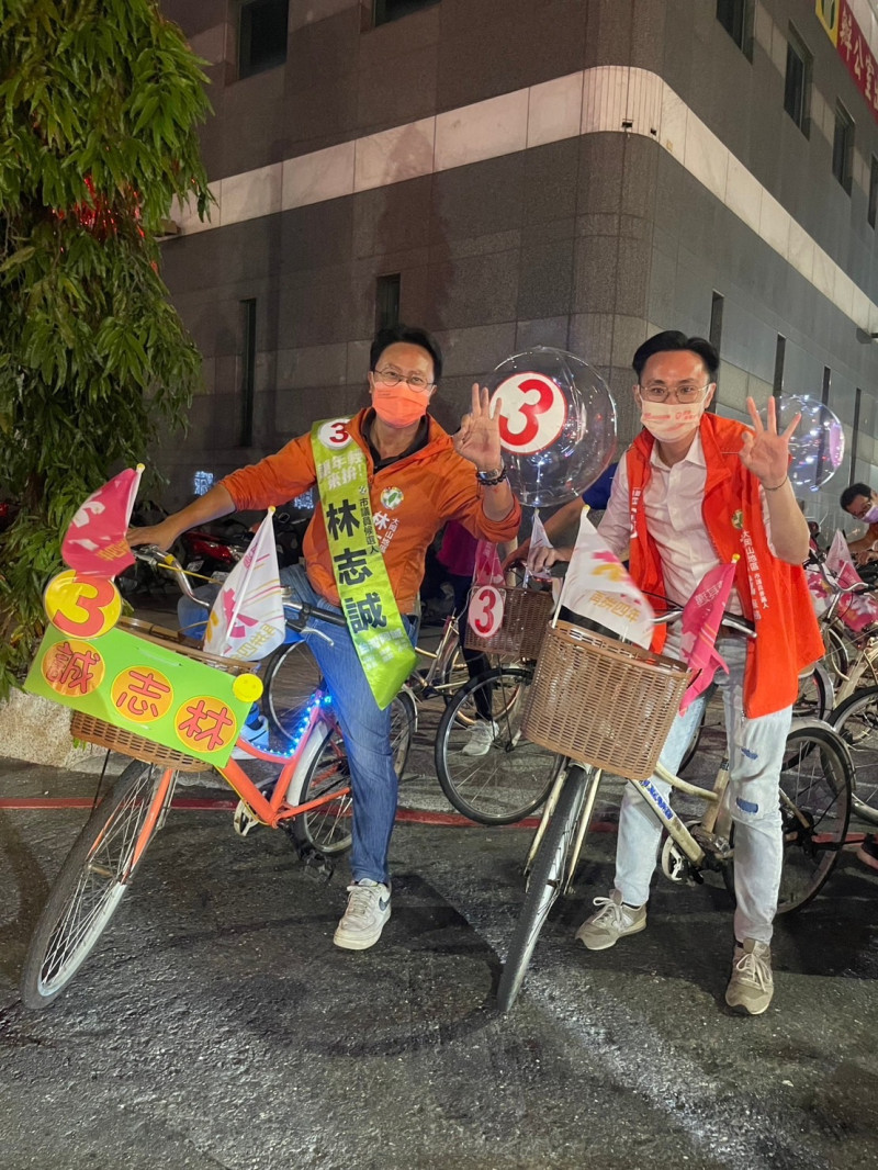 蔡沐霖(右)陪同林志誠自行車掃街拜票。   圖：林志誠競總提供