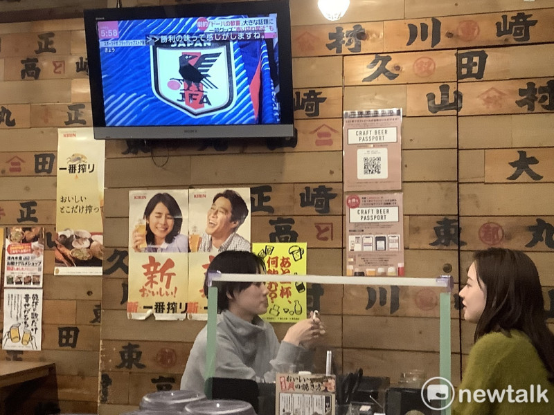 日本各居酒屋等都的電視都播放世足相關節目。 圖：劉黎兒攝影