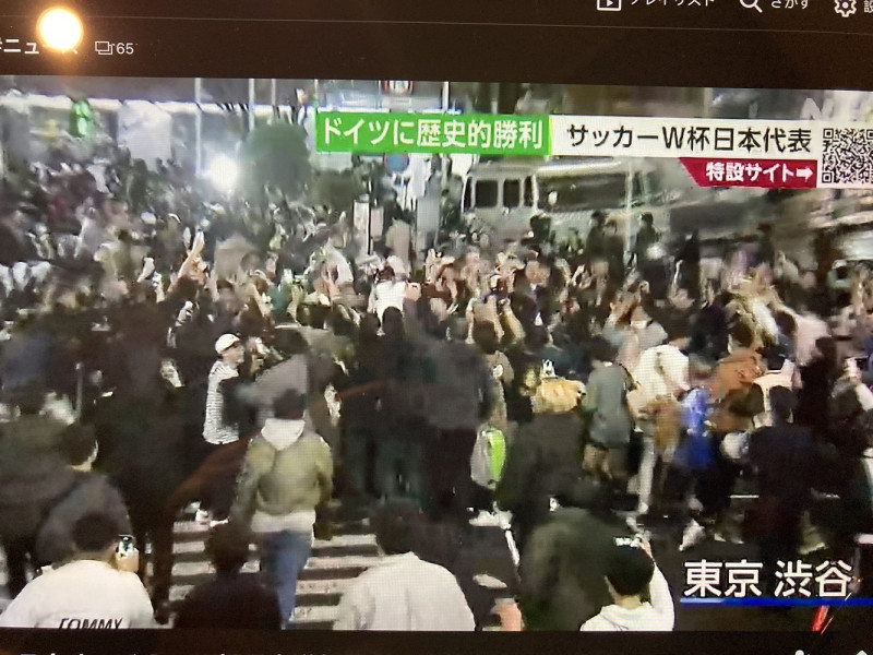 23日夜足球迷在澀谷車站前狂歡慶祝。 圖：攝自NHK官網