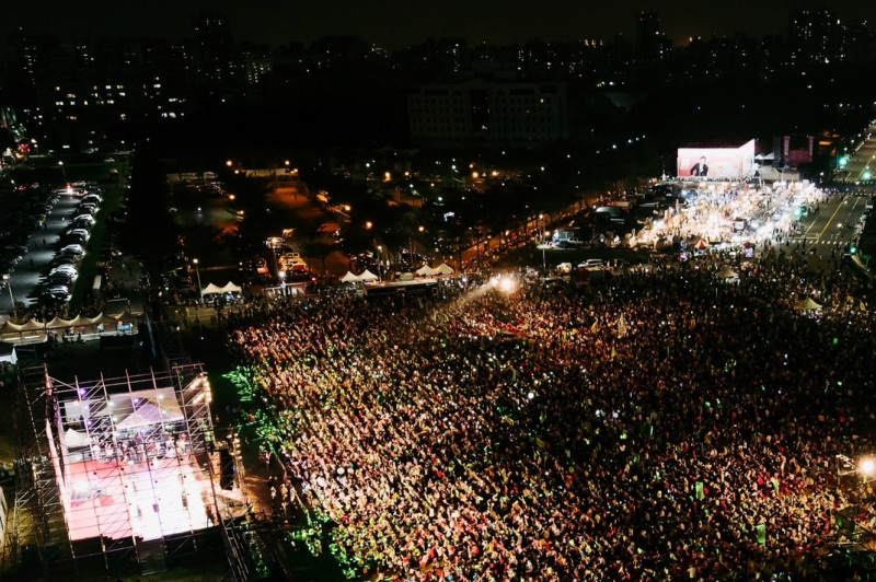 陳其邁選前之夜湧入超過五萬人。   圖：陳其邁競總提供