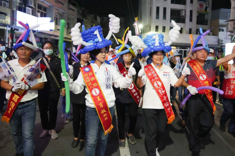 國民黨嘉義縣長候選人王育敏選前之夜在民雄踩街，彷彿嘉年華會。   圖：王育敏競選總部/提供