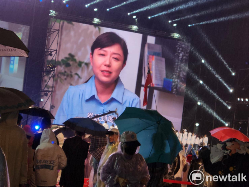 選前之夜現場播放蔣萬安太太石舫亘為蔣萬安拍攝的打氣影片。   圖：黃建豪/攝