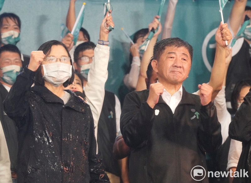 民進黨台北市長候選人陳時中25日選前之夜激動落淚，黨主席蔡英文站台力挺。   圖：張良一攝