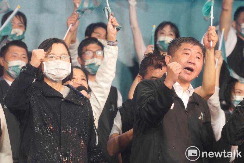 民進黨台北市長候選人陳時中25日選前之夜，黨主席蔡英文站台力挺。   圖：張良一攝