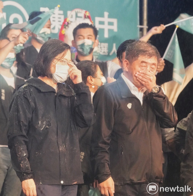 民進黨台北市長候選人陳時中選前之夜造勢，黨主席蔡英文冒雨站台。   圖：張良一攝