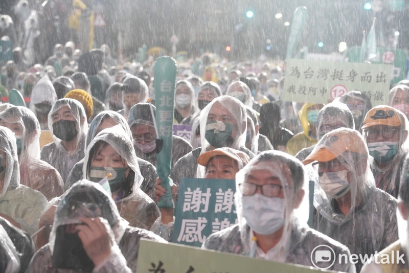 民進黨台北市長候選人陳時中選前之夜造勢，支持者冒雨相挺。   圖：張良一攝