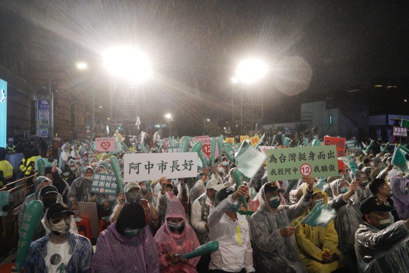 民進黨台北市長候選人陳時中選前之夜造勢，支持者高舉「為台灣挺身而出」、「我投阿中我驕傲」相挺。   圖：張良一攝