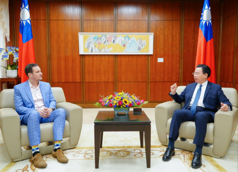 外交部長吳釗燮接受「荷蘭廣播電視協會」(NOS)駐東亞特派員Sjoerd_den_Daas專訪。   圖：外交部提供