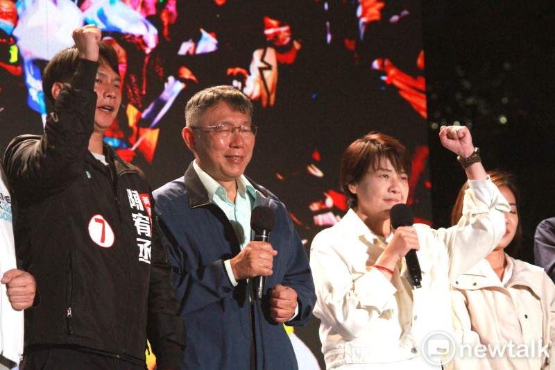 無黨籍台北市長候選人黃珊珊今晚宣布敗選，民眾黨主席柯文哲也到場陪同。   圖：周煊惠 / 攝