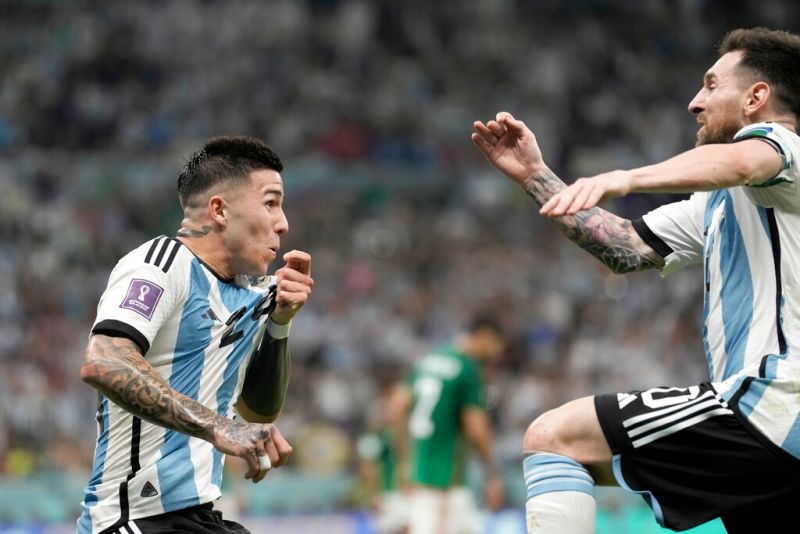 ▲Enzo Fernandez打進阿根廷對墨一戰第2球，Lionel Messi激動和其相擁。   圖／美聯社／達志影像