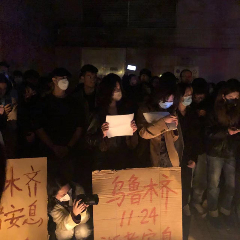 曾因封城深陷苦難的上海昨（26日）晚也聚集大批民眾齊聲高喊：「習近平下台」、「共產黨下台」等口號   圖：擷自推特@jajia