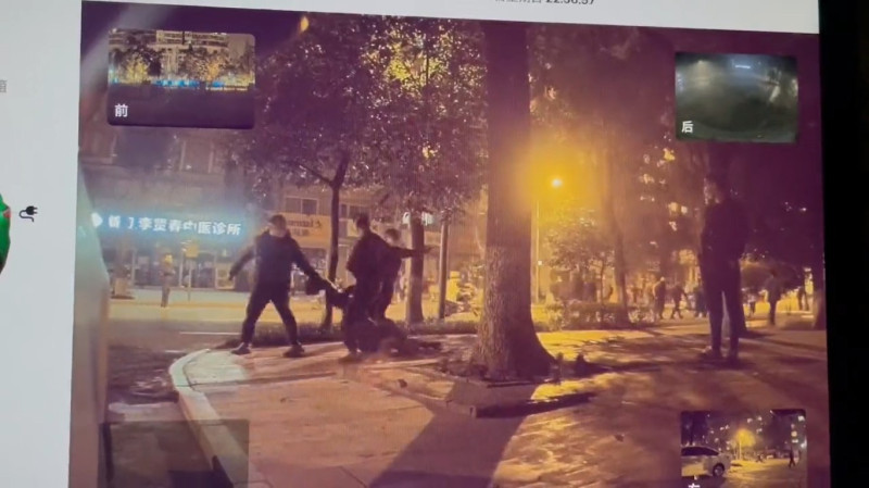 中國抗議民眾遭到警察當街拖走。   圖：翻攝推特