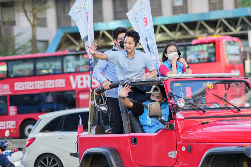 台北市長當選人蔣萬安持續展開車隊掃街謝票。   圖：蔣萬安競選辦公室/提供