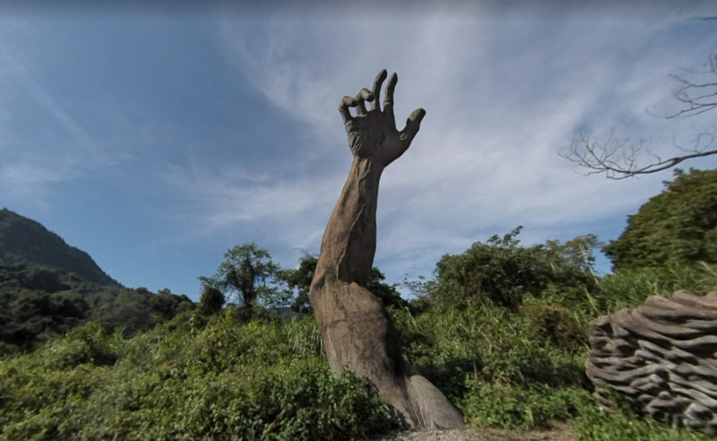 因知名景點「巨人之手」位於本次整修路段旁，林管處呼籲，遊客應暫勿前往。   圖：翻攝自Google map