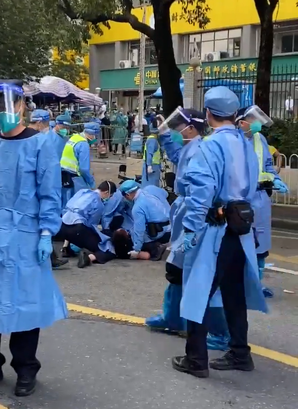 據悉此前一名女生在23號跳樓身亡，事情今天才曝光，其父母今天在廣東財經大學正門口討要說法被防疫人員毆打。   